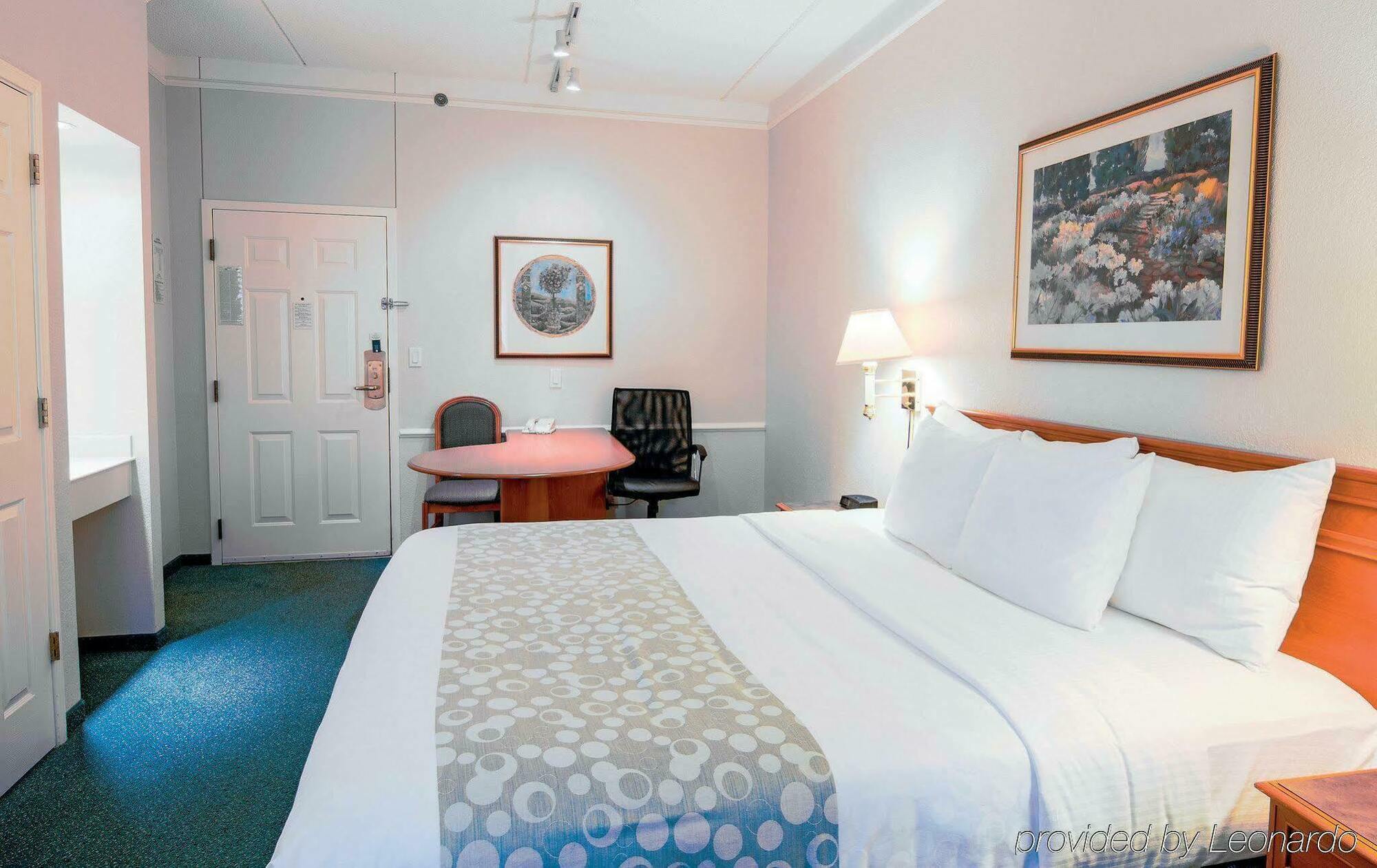 Days Inn & Suites By Wyndham Arlington Heights Exterior photo